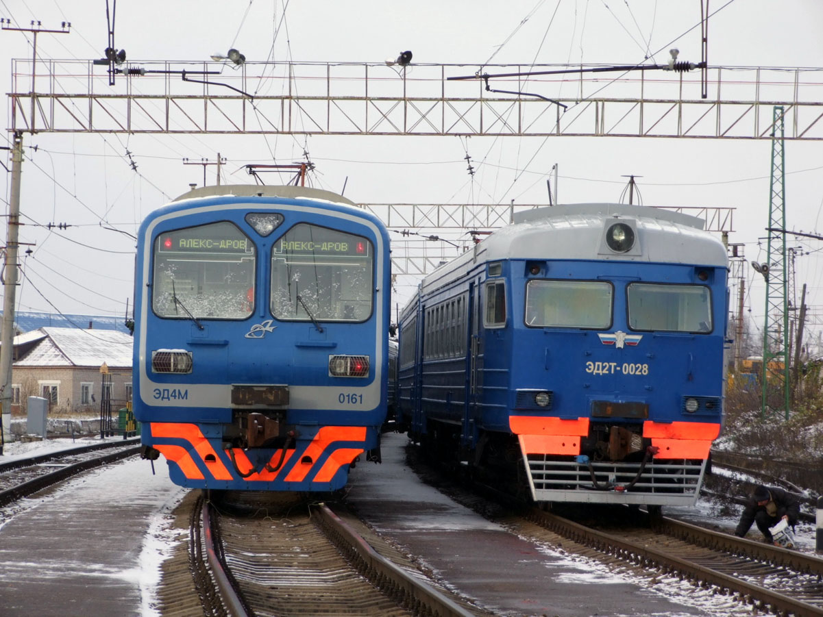 Электропоезд ЭД4М-121 и ЭД2Т-0068